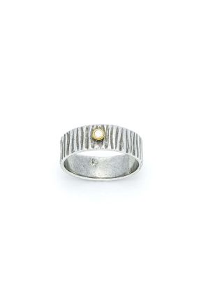Lekko oksydowany srebrny pierścionek w formie obrączki
